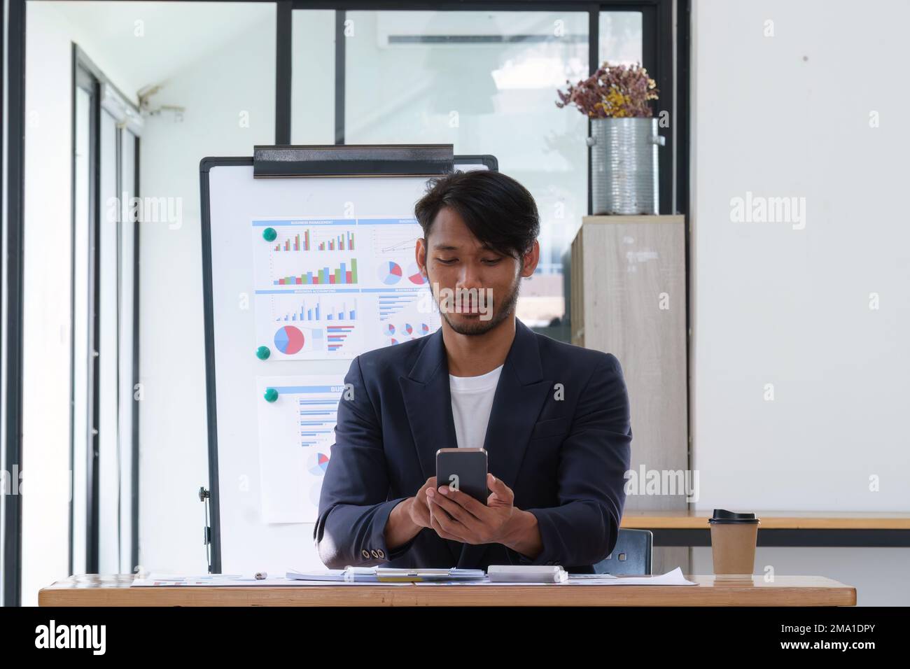 Ein Geschäftsmann vervollständigt KYC mithilfe eines Online-Banking-Programms, um ein digitales Sparkonto zu eröffnen. Die Definition von Cyber-Sicherheit Stockfoto