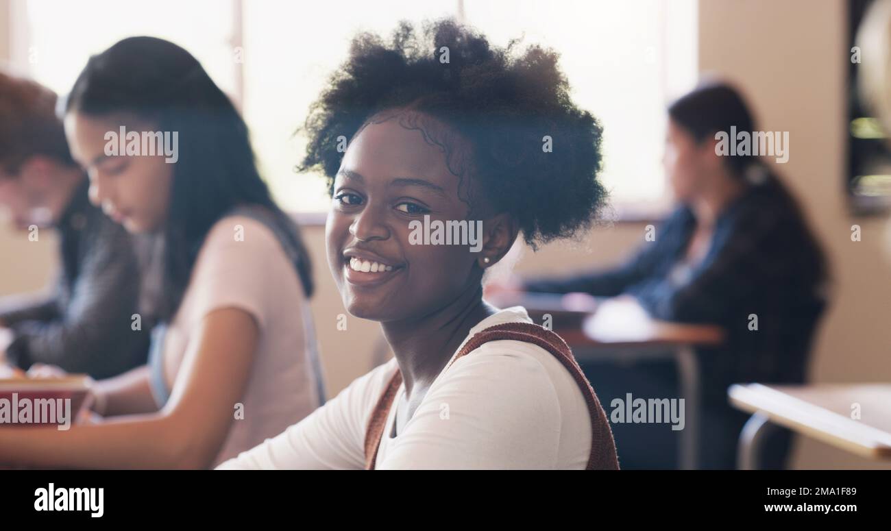 Mein Lehrer inspiriert mich, mein Bestes zu geben. Porträt eines Teenagers in einem Klassenzimmer an der Highschool. Stockfoto
