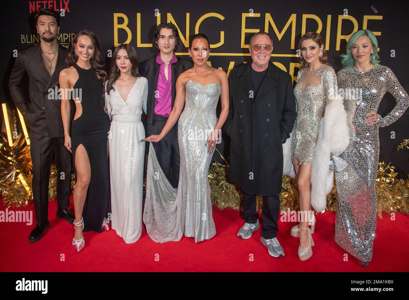 NEW YORK, NEW YORK - JANUAR 18: (L-R) Richard Chang, Vika Abbyaeva, Nam Laks, Blake Abbie, Lynn Ban, Michael Kors, Debora Hung und Tina Leung nehmen am 18. Januar 2023 in New York City an der Netflix-Veranstaltung Bling Empire: New York Launch Event im House of Red Pearl Teil. Kredit: Ron Adar/Alamy Live News Stockfoto