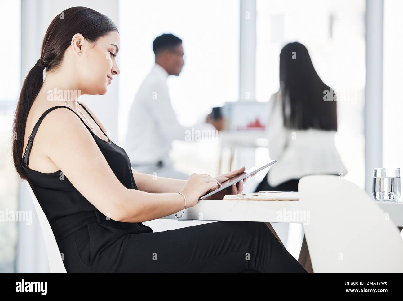 Frau, Firmenbüro und Tablet zum Lesen, Planen oder Planen am Schreibtisch mit Geschäftsleuten. Junge Führungskräfte, mobile Touchscreen-Technik und Entspannung Stockfoto