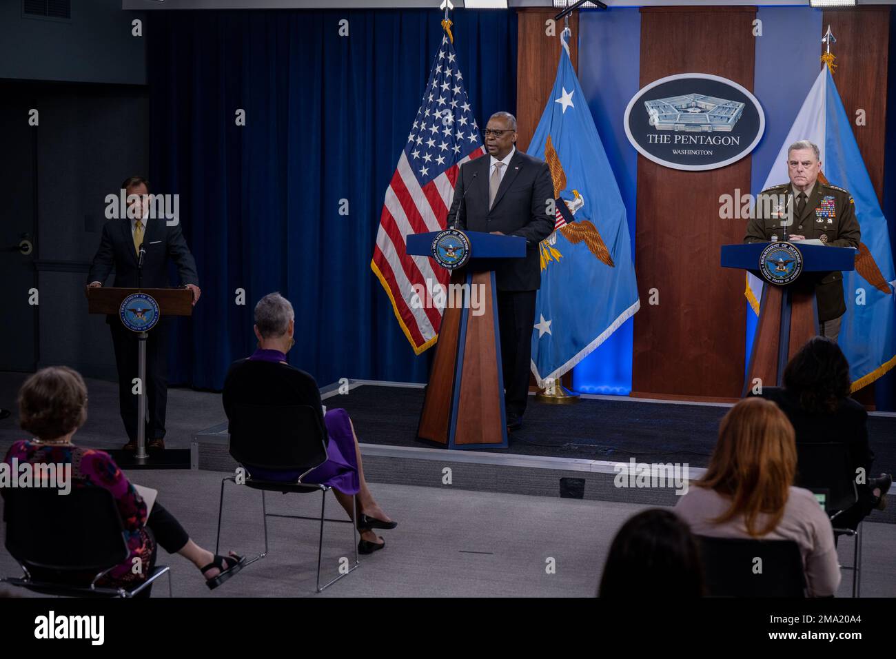 Verteidigungsminister Lloyd J. Austin III und Vorsitzender der Stabschefs, General Mark Milley, informierten die Medien nach einem Treffen der Kontaktgruppe für die ukrainische Verteidigung im Pentagon Briefing Room vom Pentagon, Washington, D.C., am 23. Mai 2022. (Foto des Verteidigungsministeriums der USA Air Force Tech. Sgt. Jack Sanders) Stockfoto