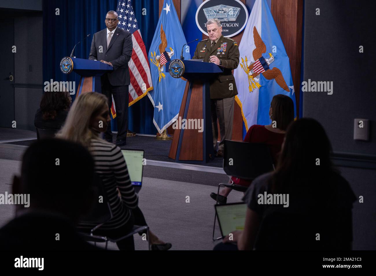 Verteidigungsminister Lloyd J. Austin III und Vorsitzender der Stabschefs, General Mark Milley, informierten die Medien nach einem Treffen der Kontaktgruppe für die ukrainische Verteidigung im Pentagon Briefing Room vom Pentagon, Washington, D.C., am 23. Mai 2022. (Foto des Verteidigungsministeriums der USA Air Force Tech. Sgt. Jack Sanders) Stockfoto