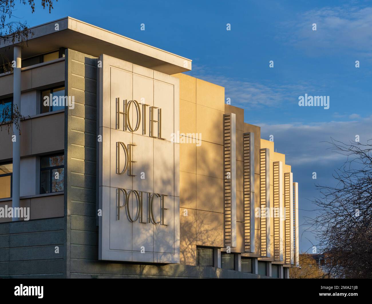 Montpellier, Frankreich - 01 12 2023 : Landschaftsansicht eines modernen Hotels de Police oder einer Fassade der Polizeistation an einem späten Winternachmittag Stockfoto