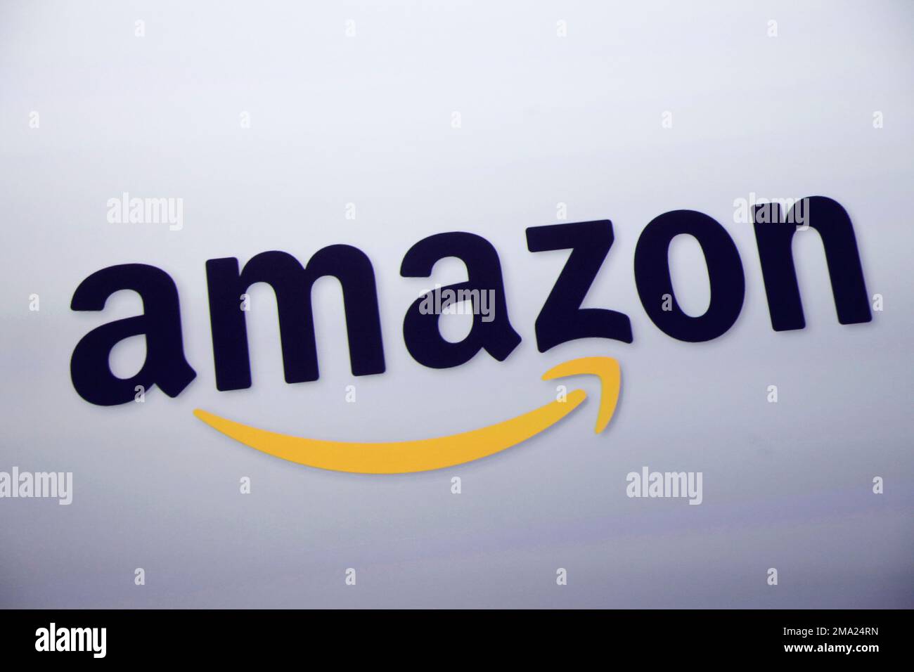 FILE - The Amazon logo is displayed at a news conference in New York on Sept. 28, 2011. Amazon Music is gearing up for a massive content expansion: The streaming giant will offer a full catalog of music with more than 100 million songs for members. (AP Photo/Mark Lennihan, File) Stockfoto
