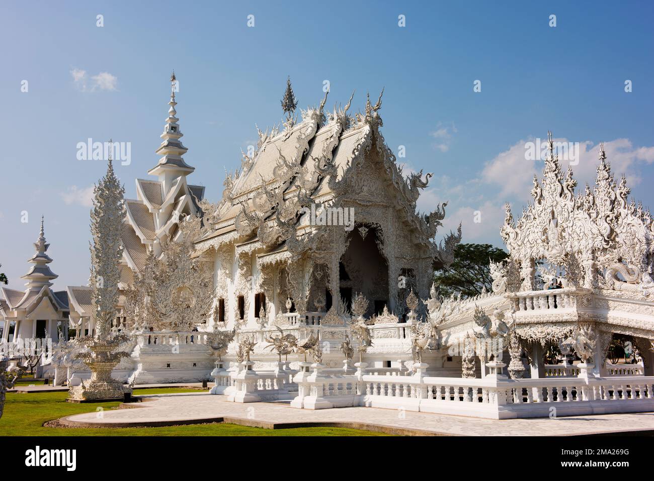 Wat Rohn Khun, oder Weißer Tempel, in der Nähe von Chiang Rai. Stockfoto
