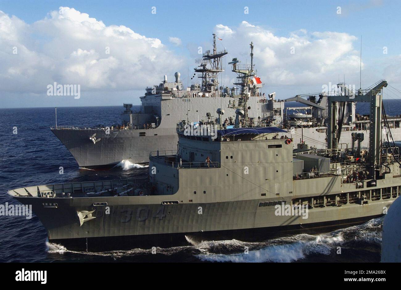 Die Royal Australian Navy (RAN) DWARRANTY CLASS: Underway Replenishment Tanker, her Majestys Australian Ship (HMAS) SUCCESS (ODER 304) (Vordergrund) und die US Navy (USN) WHIDBEY ISLAND CLASS: Dock Landing Ship, USS RUSHMORE (LSD 47), führt zur Unterstützung der Übung RIMPAC 2004 im Pazifik Wiederauffüllungsoperationen auf See durch. RIMPAC ist die größte internationale Seefahrt-Übung, die in den Gewässern um die hawaiianischen Inseln durchgeführt wird, und soll die taktische Kompetenz der teilnehmenden Einheiten bei einer Vielzahl von kombinierten Operationen auf See verbessern und gleichzeitig die Stabilität verbessern Stockfoto