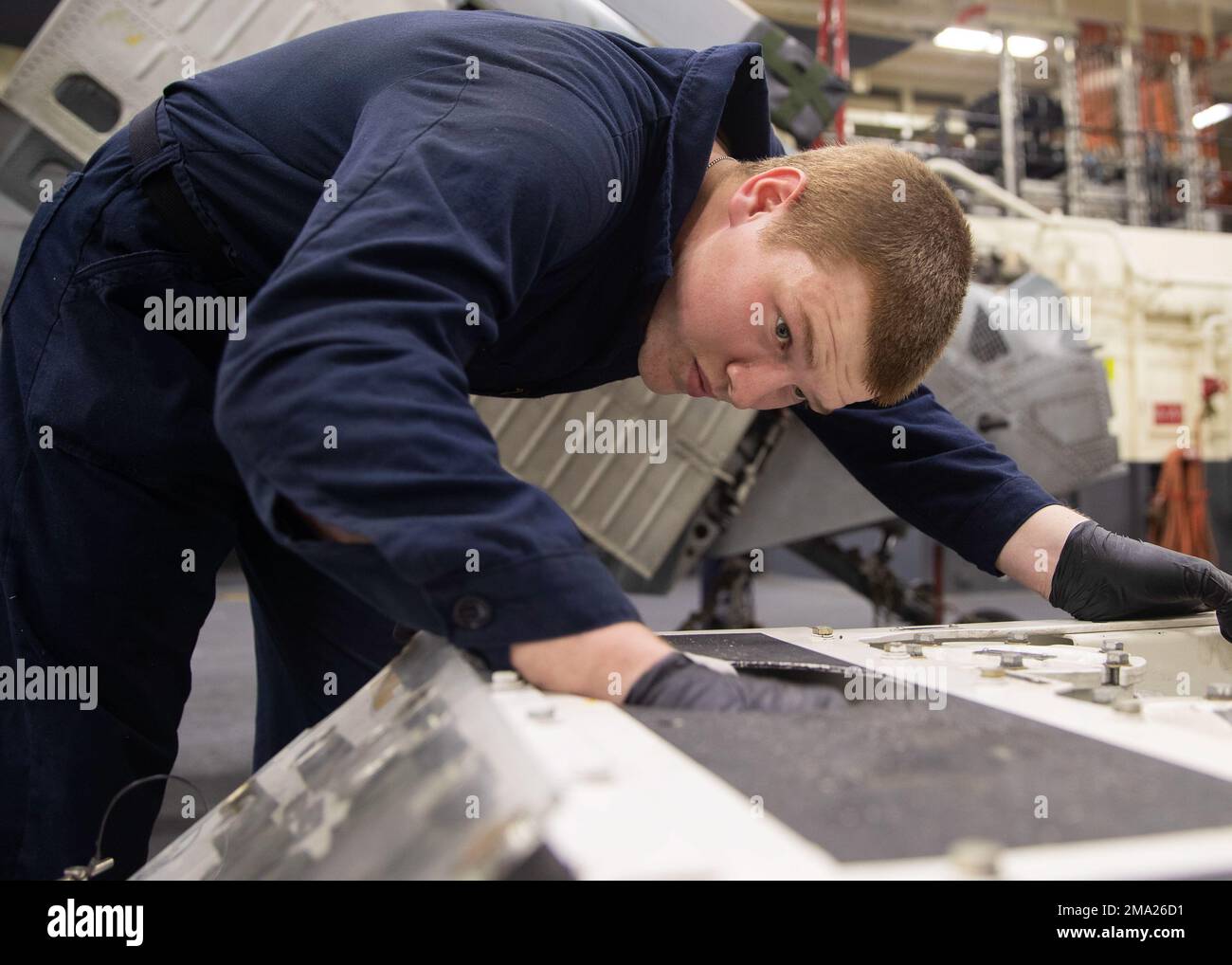 220523-N-TT639-1034 PAZIFIK (23. Mai 2022) – Aviation Support Equipment Technician Airman Hunter Lenderman aus Lufkin, Texas, reinigt einen Spürhund in der Hangarbucht an Bord des Amphibienflugzeugs USS Tripoli (LHA 7), 23. Mai 2022. Tripoli führt Routineeinsätze in der US-7.-Flotte durch. Stockfoto