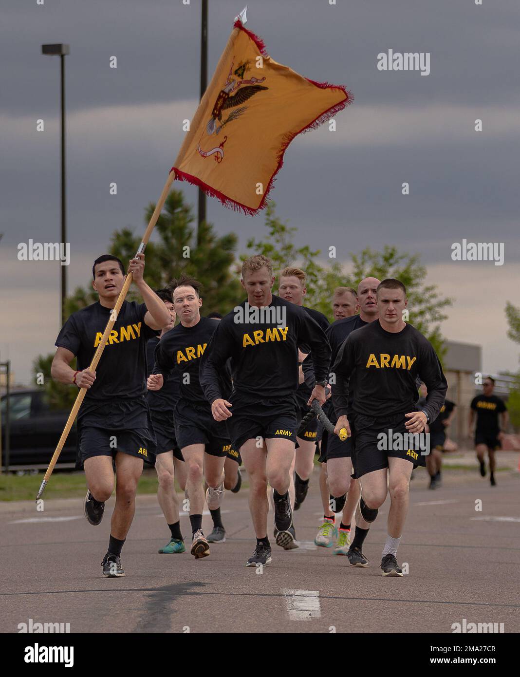 Soldaten der Mountain Post, die der 4. Infanterie Division zugeteilt wurden, laufen am 23. Mai 2022 als Team während des 2-Meilen-Wettkampfs der Ivy Week in Fort Carson, Colorado. Die 3-Meilen-Lauf-Veranstaltung fördert die Teamzusammengehörigkeit, indem sie als Team zusammenarbeitet und die Arbeitsmoral in der gesamten Abteilung stärkt. Stockfoto