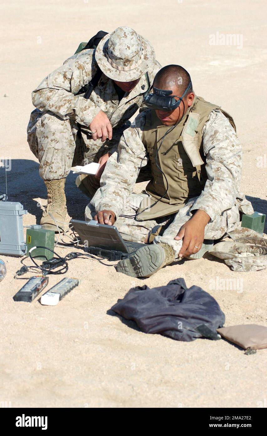 040712-M-9362G-003. [Complete] Szene Caption: US Marine Corps (USMC) Marine Sergeant (SGT) William Hartzfeld (links), mit Marine Corps Systems Command (MCSC), beobachtet USMC Marine Private First Class (PFC) Germond Patton, dem 3. Leichten gepanzerten Aufklärungsbataillon (LARB) zugeteilt, Während des Trainings im Marine Corps Air Ground Combat Center (MCAGCC), Marine Air Ground Task Force Training Center (MAGTFTC), Twentynine Palms, Kalifornien (CA) sehen Sie den Bodenmonitor eines Dragon Eye Unmanned Aerial Vehicle (UAV) während des Fluges. Das Drachenauge ist ein 5 kg schweres, rückverstaubares, modulares unbemanntes Ae Stockfoto