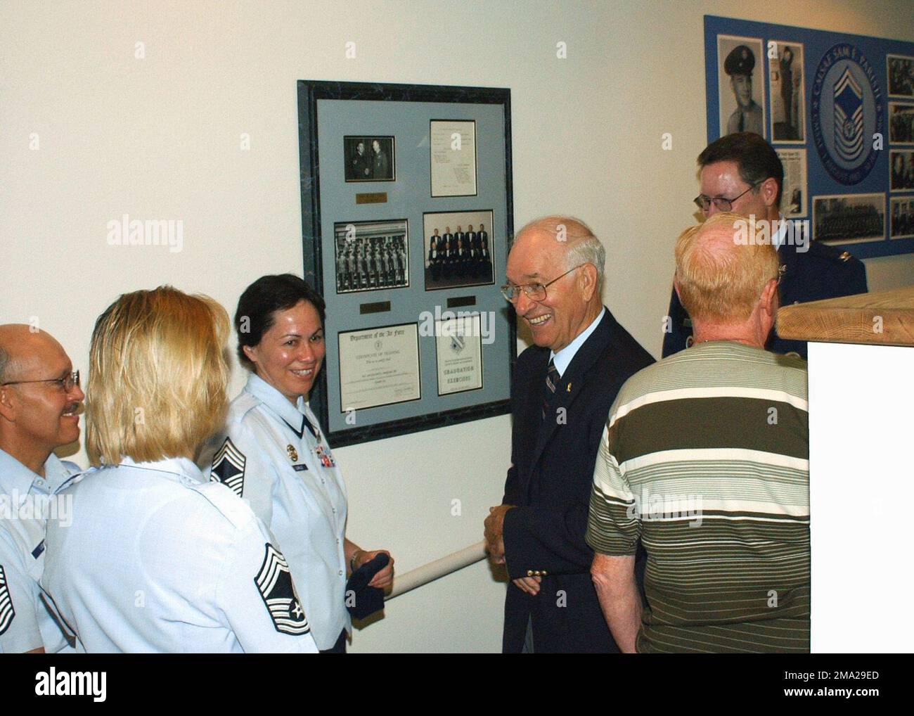 040715-F-6905B-001. [Complete] Szene Caption: Die Akademie der Luftwaffenbasis Kirtland (AFB) für nicht kommissionierte Offiziere (NCO) ernennt ihr Auditorium für den pensionierten OBERFELDWEBEL der US Air Force (USAF) der Air Force (CMSAF) Sam Parish. USAF CHIEF MASTER Sergeants (CMSGT) Allan Ludi (links), Rita Kinler und Sheila Gurule (rechts) sprechen mit dem pensionierten CMSAF Sam Parish. CMSAF Parish, die achte CMSAF (1983-1986), war auf der Kirtland AFB, New Mexico (NM) für eine Zeremonie an der Kirtland NCO Academy, um das Auditorium der Schule zu seinen Ehren zu benennen. CMSAF Parish ist die einzige ehemalige CMSAF, die ihren Abschluss am Kirtland N gemacht hat Stockfoto