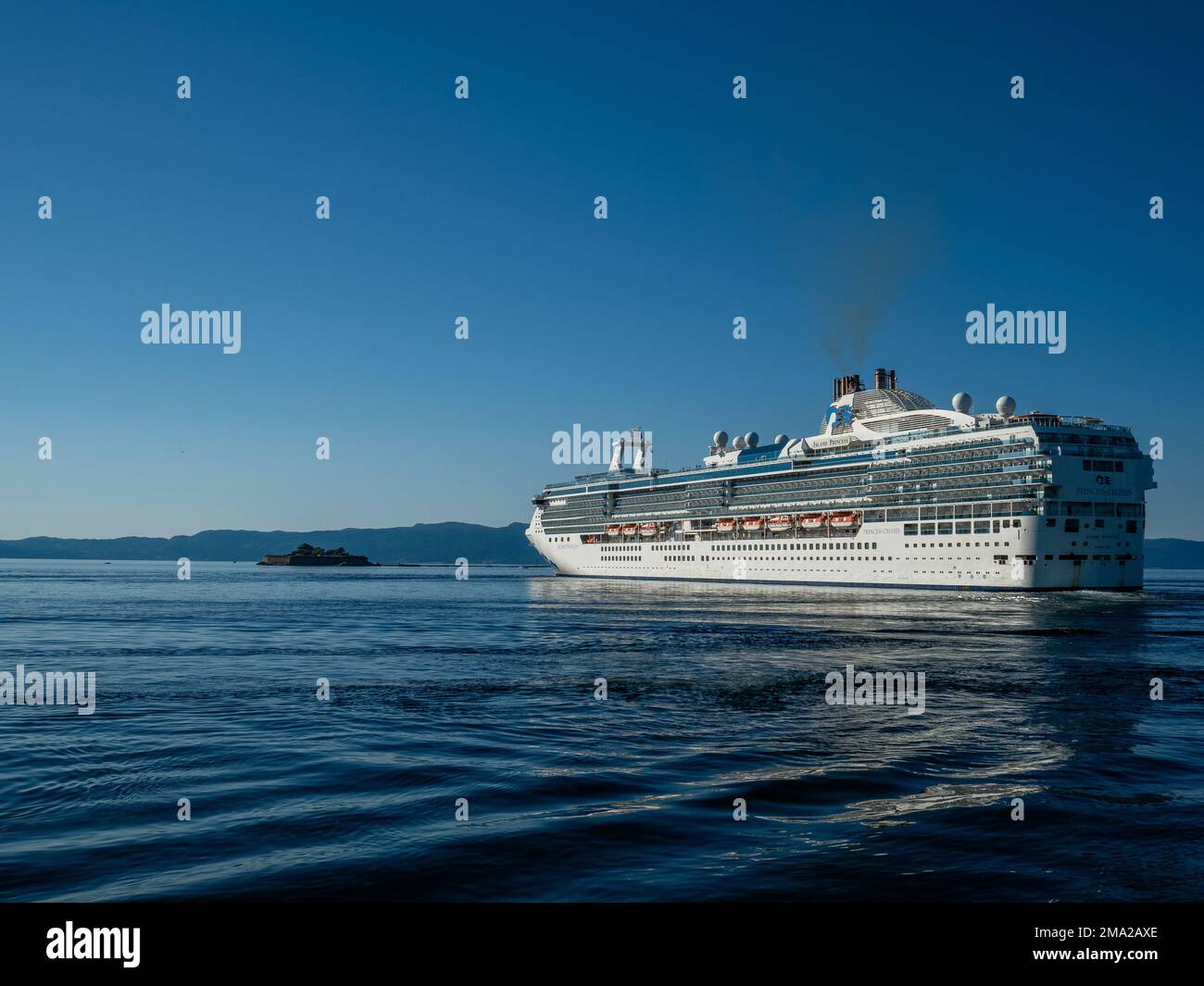 Das Princess Island Kreuzfahrtschiff, das vom Hafen ablegt. Die skandinavischen Länder verfügen alle über einzigartige Landschaften, die nur dort zu finden sind. Daher ist es nicht überraschend, dass die skandinavischen Länder das ganze Jahr über unzählige Touristen empfangen. Schweden verfügt auch über mehr als tausend Meilen Küste. Jeder in Schweden kann die Wälder, die Berge, die Seen und das Meer genießen, dank des so genannten jedermanns Rechts. Weit oben im Norden sind die Sommer besonders besonders, da die Sonne ein paar Wochen lang gar nicht untergeht, immer noch um Mitternacht scheint und die umliegenden Landschaften in Spektakel verwandelt Stockfoto