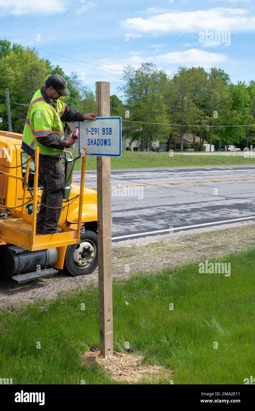 Shaun Oliver, ein Betriebsspezialist der Schilderabteilung von Monroe County, bereitet am 23. Mai 2022 in Sparta, Wisconsin, ein Schild für die Anbringung an einer Beschilderungsstange vor. Soldaten des 1. Brigaden-Stützbataillons, des 291. Infanterie-Regiments, der 181. Multifunktionalen Trainingsbrigade, adoptierten etwa 2,3 Meilen des Highway 21 in Sparta. Stockfoto