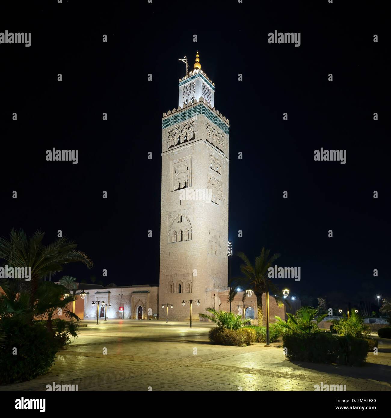 Blick auf die berühmte Koutoubia-Moschee bei Nacht, Marrakesch, Marokko Stockfoto