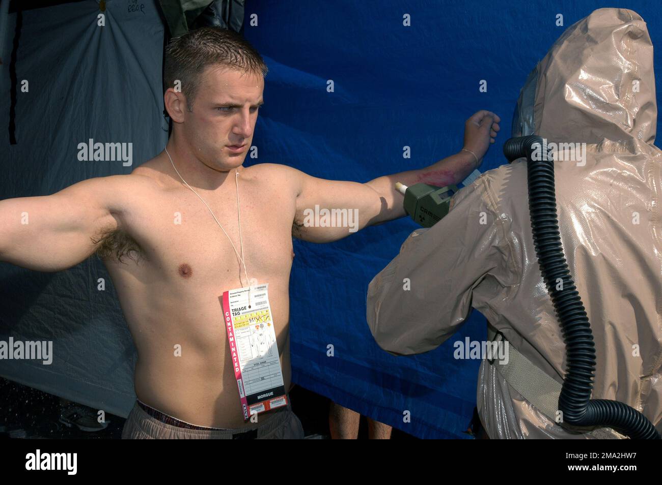 040728-F-7232T-058. [Complete] (Vollständig) Bildunterschrift: Ein Teammitglied der Colorado National Guard (CONG) Chemical Biological Radioactive Nuclear and High-Entry Explosives (CBRNE) Enhanced Response Force Package (NGCERFP) (rechts) verwendet ein chemisches Detektionsgerät, um einen Scheinopfer (links), der während einer CONG CBRNE NGCERFP-Trainingsübung einen simulierten Dekontaminationsprozess auf Restkontamination durchläuft, zu überprüfen Luftwaffenstützpunkt Buckley (AFB), Colorado (CO). Das NGCERFP-Team hat die Aufgabe, rasch auf alle Terroranschläge oder Massenvernichtungswaffenereignisse im Inland durch Unterstützung zu reagieren Stockfoto