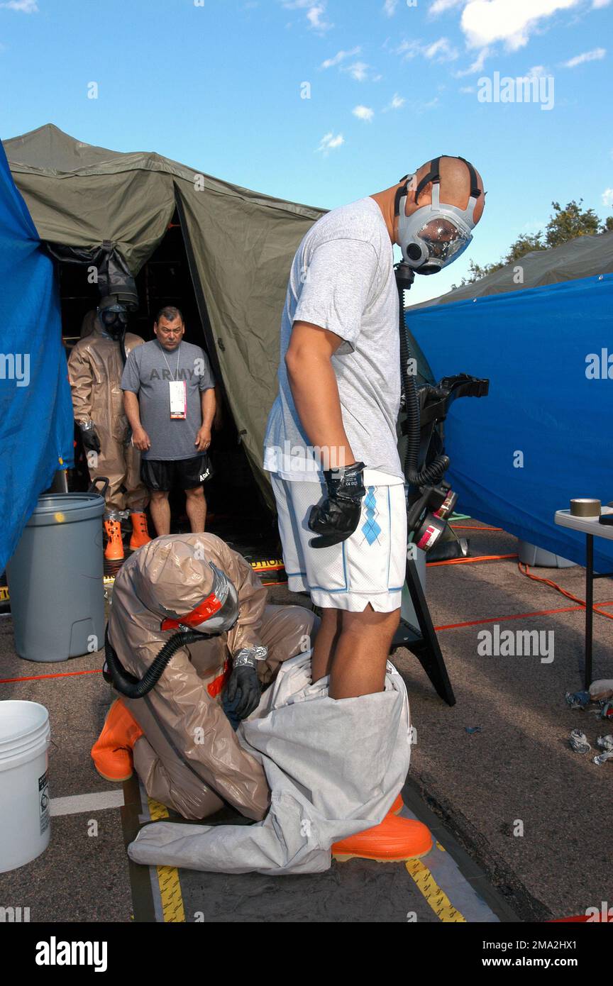 040728-F-7232T-061. [Complete] (Vollständig) Bildunterschrift: Mitglieder des Teams der Colorado National Guard (CONG) Chemical Biological Radioactive Nuclear and High-Entry Explosives (CBRNE) Enhanced Response Force Package (NGCERFP) arbeiten zusammen, um sich während eines simulierten Dekontaminationsprozesses während einer CONG CBRNE NGCERFP-Trainingsübung bei der Buckley Air Force ohne Kontaminationsrisiko zu entziehen Basis (AFB), Colorado (CO). Die Aufgabe des NGCERFP-Teams besteht darin, rasch auf alle inländischen Terroranschläge oder Massenvernichtungswaffenereignisse zu reagieren, indem lokale Notfalldienste unterstützt werden Stockfoto