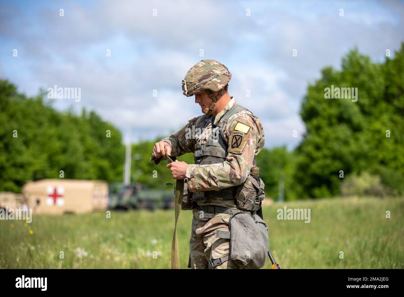 Ein Experte Field Medical Abzeichen-Kandidat bereitet seine Ausrüstung vor, am 23. Mai 2022, während der Evakuierungsstrecke der EFMB 10. in Fort Drum, New York. Die 10. Mountain Division führt vom 16. Bis 26. Mai E3B durch, das Experten-Infanterie, Soldat und Field Medical Badge umfasst. Stockfoto