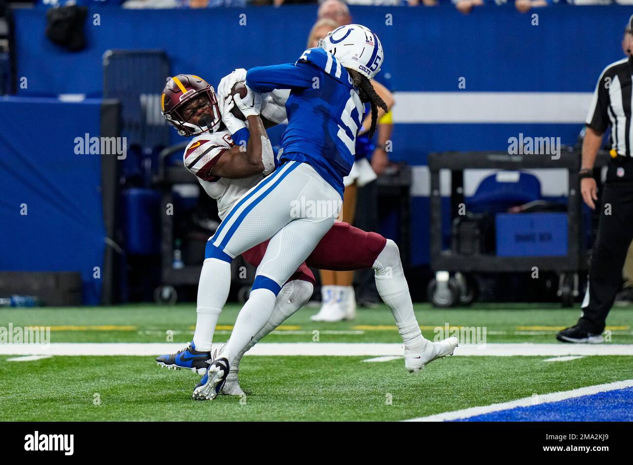 Washington Commanders wide receiver Terry McLaurin (17) makes a catch over Indianapolis Colts cornerback Stephon Gilmore (5) in the last minute of the second half of an NFL football game in Indianapolis, Fla., Sunday, Oct. 30, 2022. (AP Photo/AJ Mast) Stockfoto