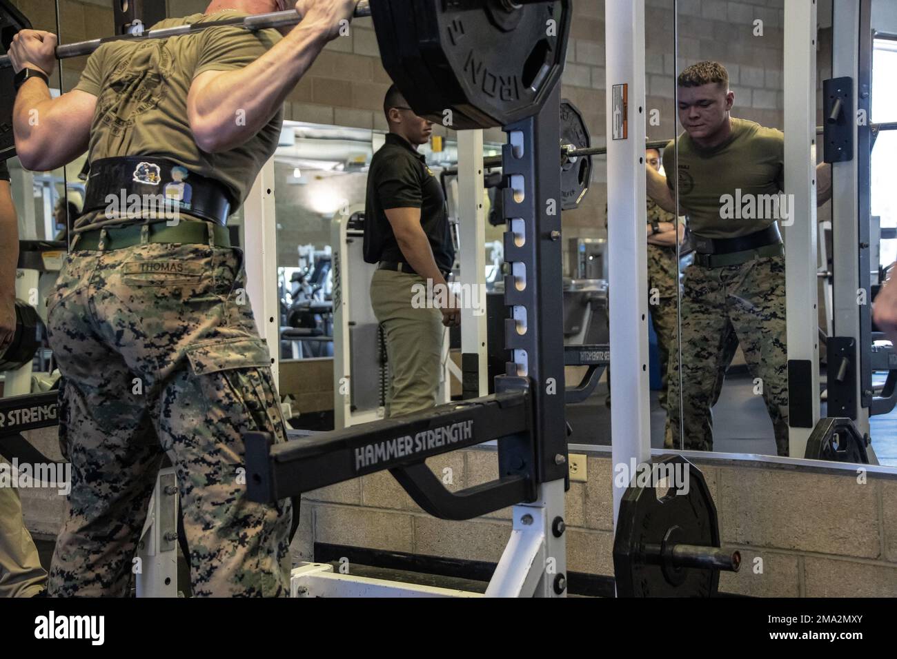 USA Alex Thomas, ein taktischer Signalnachrichtendienstler, 1. Funkbataillon, I Marine Expeditionary Force Information Group, besticht 315 Pfund für den Bodyträger, erster Krafttest im Paige Field House im Marine Corps Base Camp Pendleton, Kalifornien, 23. Mai 2022. Die Leichenträger sind eine Elite-Gruppe von Marines, deren Hauptaufgabe es ist, die Särge von Marines, Veteranen und Familienmitgliedern auf dem Arlington National Cemetery zu transportieren. Um Leibträger zu werden, müssen Marines einen spezialisierten Test bestehen. Der Test besteht aus 10 Wiederholungen von 225-Pfund-b Stockfoto