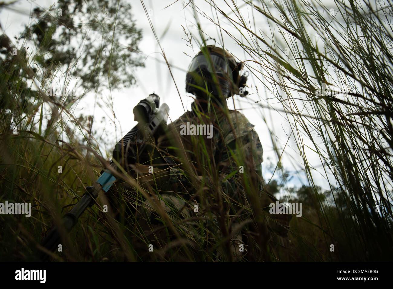 USA Marinekorps Sergeant Terrance Jones, ein gemeinsamer Terminal-Angriffscontroller, mit Lima Company, 3D. Bataillon, 7. Marineregiment, Bodenkampfelement, Marine Rotational Force-Darwin 22, Patrouillen während eines nicht tödlichen Trainings als Teil der Übung Southern Jackaroo 22 im Shoalwater Bay Trainingsbereich, Queensland, Australien, 24. Mai 2022. Das weniger als tödliche Training umfasste ein Kampfszenario mit Schimmelmunition und wechselte zu einem Massenszenario mit Opfern, in dem die verletzten Rollenspieler untersucht, behandelt und dann in eine höhere Abteilung der Pflege transportiert wurden. Stockfoto