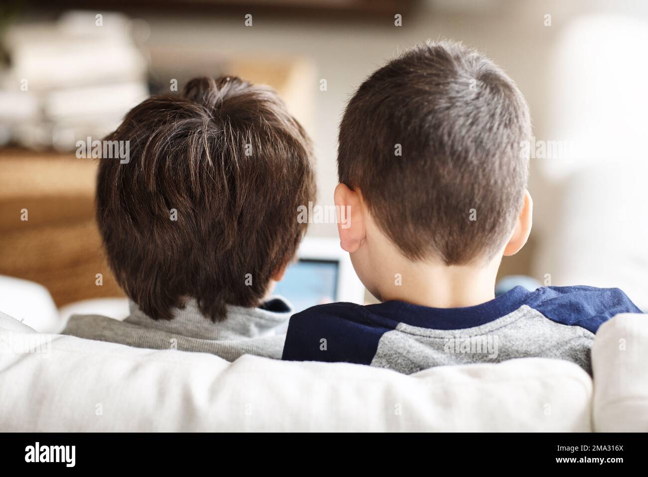 Kinder, Bonding oder Tablet zum Streamen von Filmen, E-Sport oder soziale Medien auf dem Sofa oder Wohnzimmer des Wohnzimmers. Brüder, neugierig oder Kinder auf Stockfoto