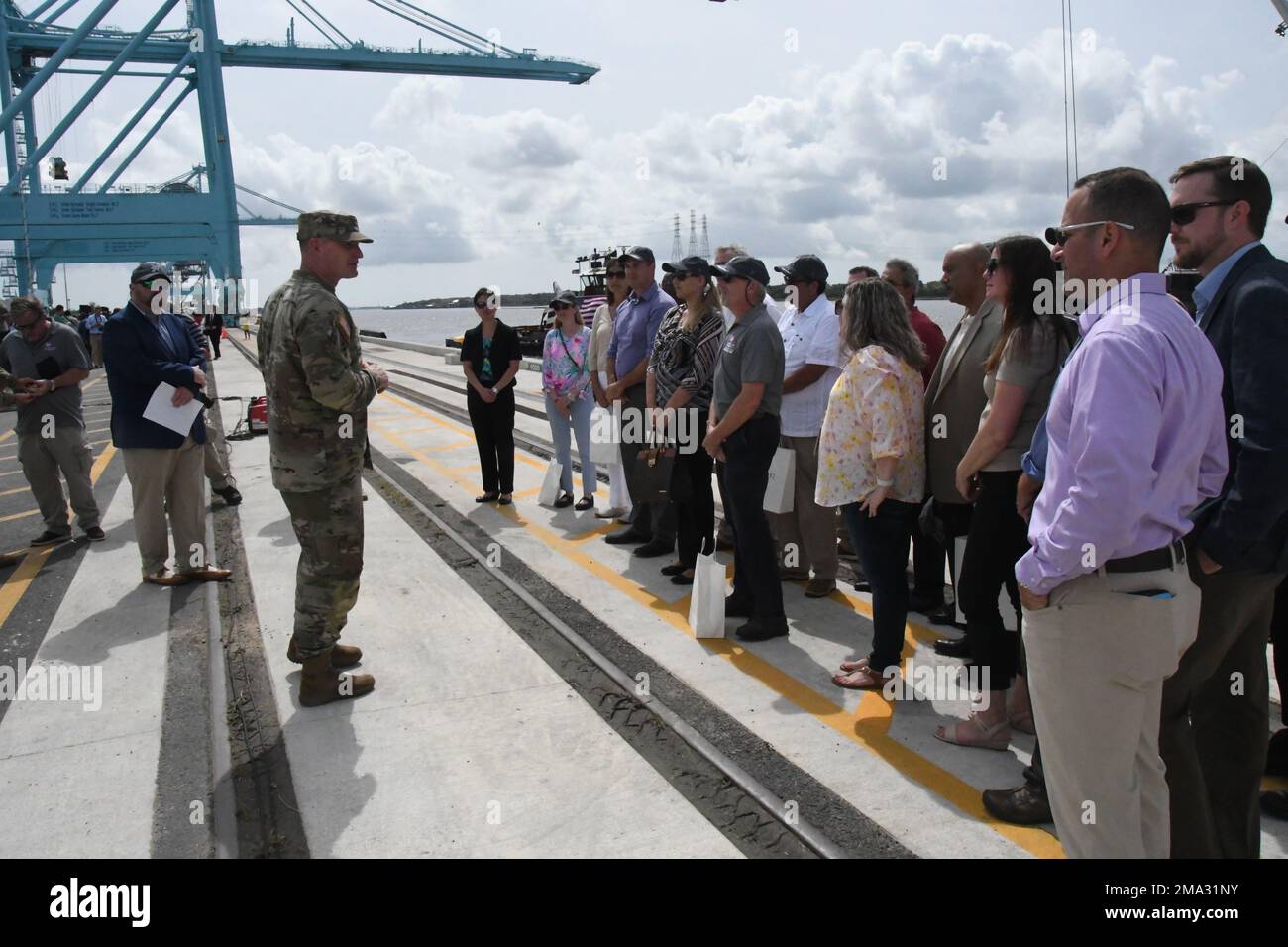 USA Armeekorps der Ingenieure Oberst James L. Booth im Bezirk Jacksonville dankt den Mitgliedern des USACE-Teams, die das Projekt während einer Zeremonie zum Schneiden von Bändern ermöglicht haben, bei der das Projekt zur Vertiefung des Hafens bis zum Blount Island Marine Terminal am Montag, den 23. Mai 2022 in Jaxport in Jacksonville, FL, abgeschlossen wurde. Stockfoto