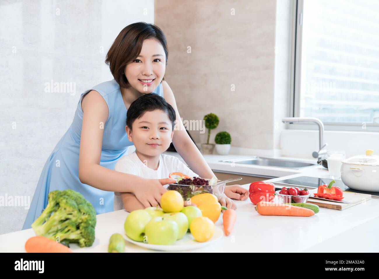 Glückliche Mutter in der Küche kocht Stockfoto