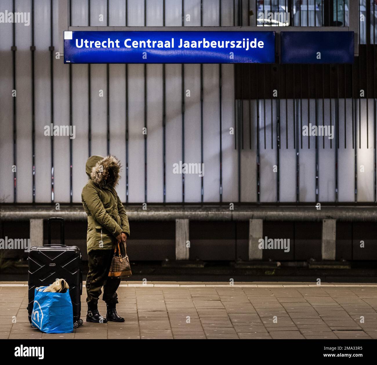 UTRECHT - Passagiere warten am Busbahnhof des Utrecht Central Station auf den Bus. Busfahrer, Fahrer und Dirigenten im regionalen Verkehr streiken nach einem gescheiterten Tarifvertrag. ANP REMKO DE WAAL niederlande raus - belgien raus Stockfoto