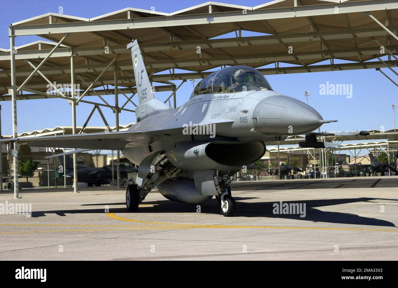 Ein US Air Force (USAF) F-16 Kampfflugzeug gegen Falcon mit dem 308. Kampfgeschwader (FS), 56. Kampfflügel (FW), Taxi aus der Fluglinie während einer Routineübung auf dem Luke Air Force Base (AFB), Arizona (AZ). Die Mission der 56. FW besteht darin, F-16-Piloten und Besatzungschefs zu Schulen und gleichzeitig agile Kampfunterstützung für die Luft- und Raumfahrtexpeditionstruppen zu leisten. Basis: Luke Luftwaffenstützpunkt Bundesstaat: Arizona (AZ) Land: Vereinigte Staaten von Amerika (USA) Stockfoto