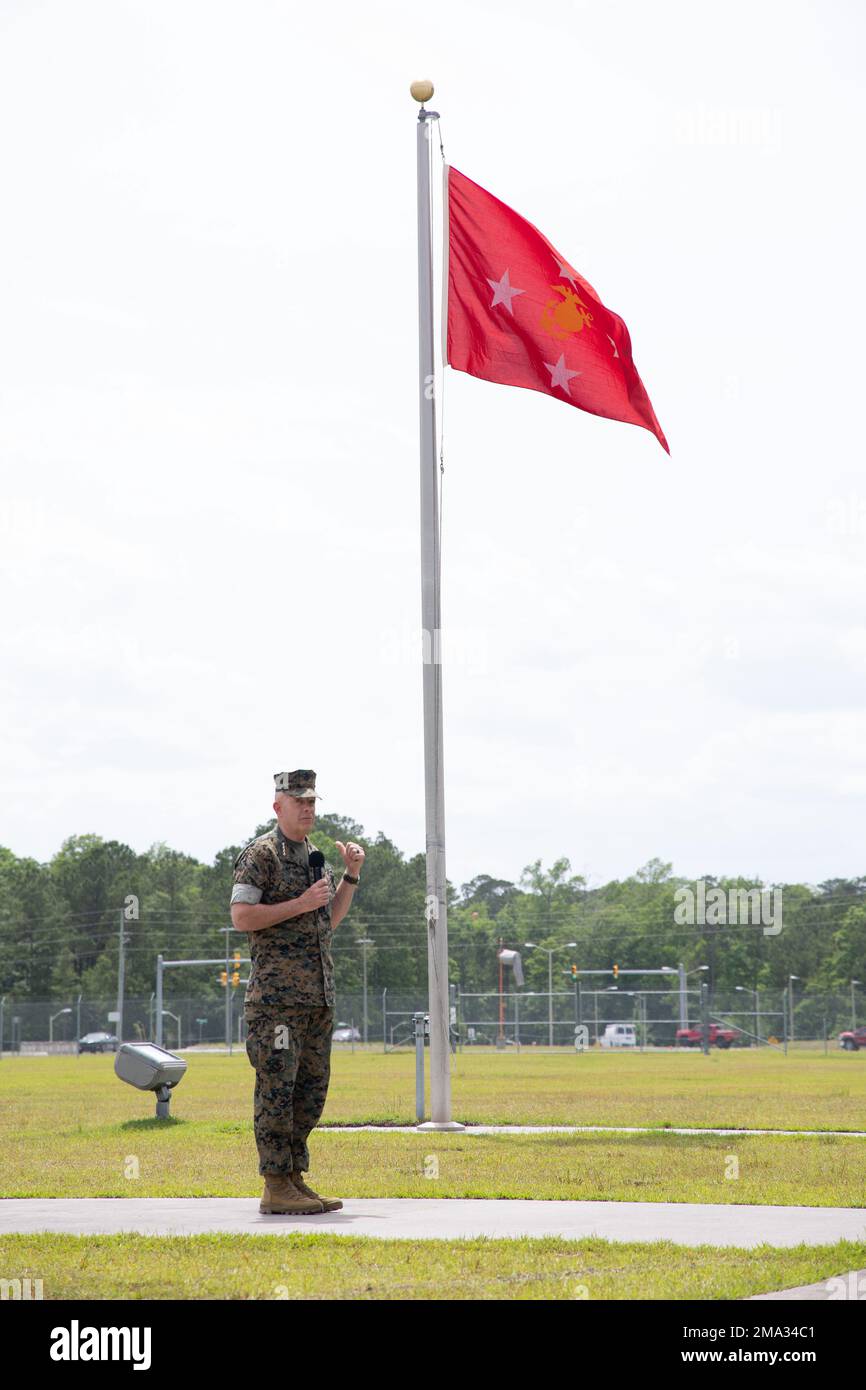 General David H. Berger, Befehlshaber des Marine Corps, spricht während einer Zeremonie zum Kommandowechsel in Camp Lejeune, N.C., am 23. Mai 2022. Die Zeremonie zum Kommandowechsel stellt den Übergang von Kommando und Verantwortung des MARSOC von Generalleutnant James F. Glynn zu Generalleutnant Matthew G. Trollinger dar. Stockfoto