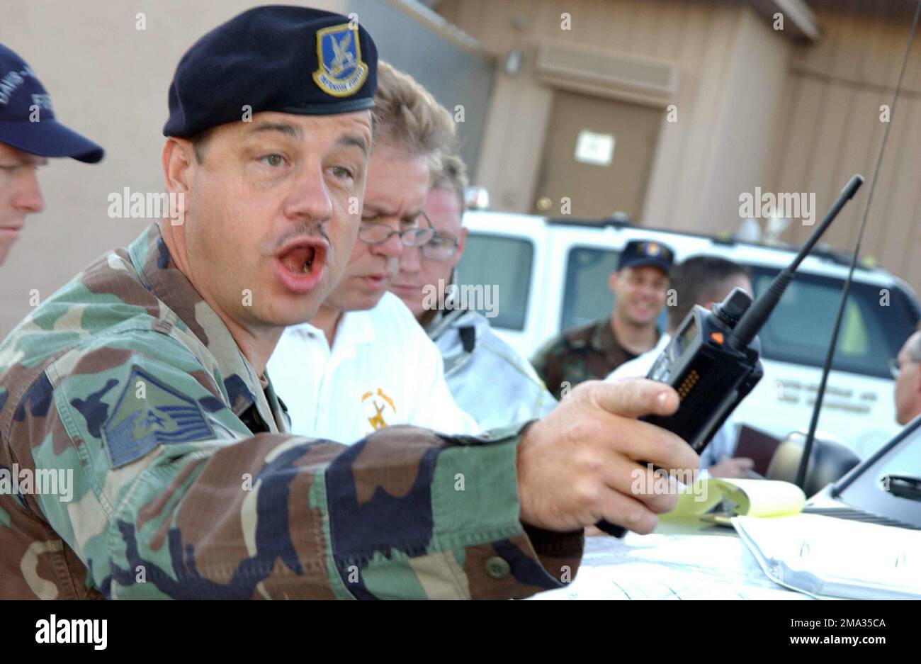 040825-F-3208M-010. Master Sergeant (MSGT) DER US Air Force (USAF) Gregory Hays, 355. Sicherheitsschwadron (SFS), 355. Flügel (WG), Leiter des Einsatzteams, leitet die Sicherheitskräfte während einer großen Unfallreaktionsübung (MARE) am Luftwaffenstützpunkt Davis-Monthan, Arizona (AZ). Stockfoto