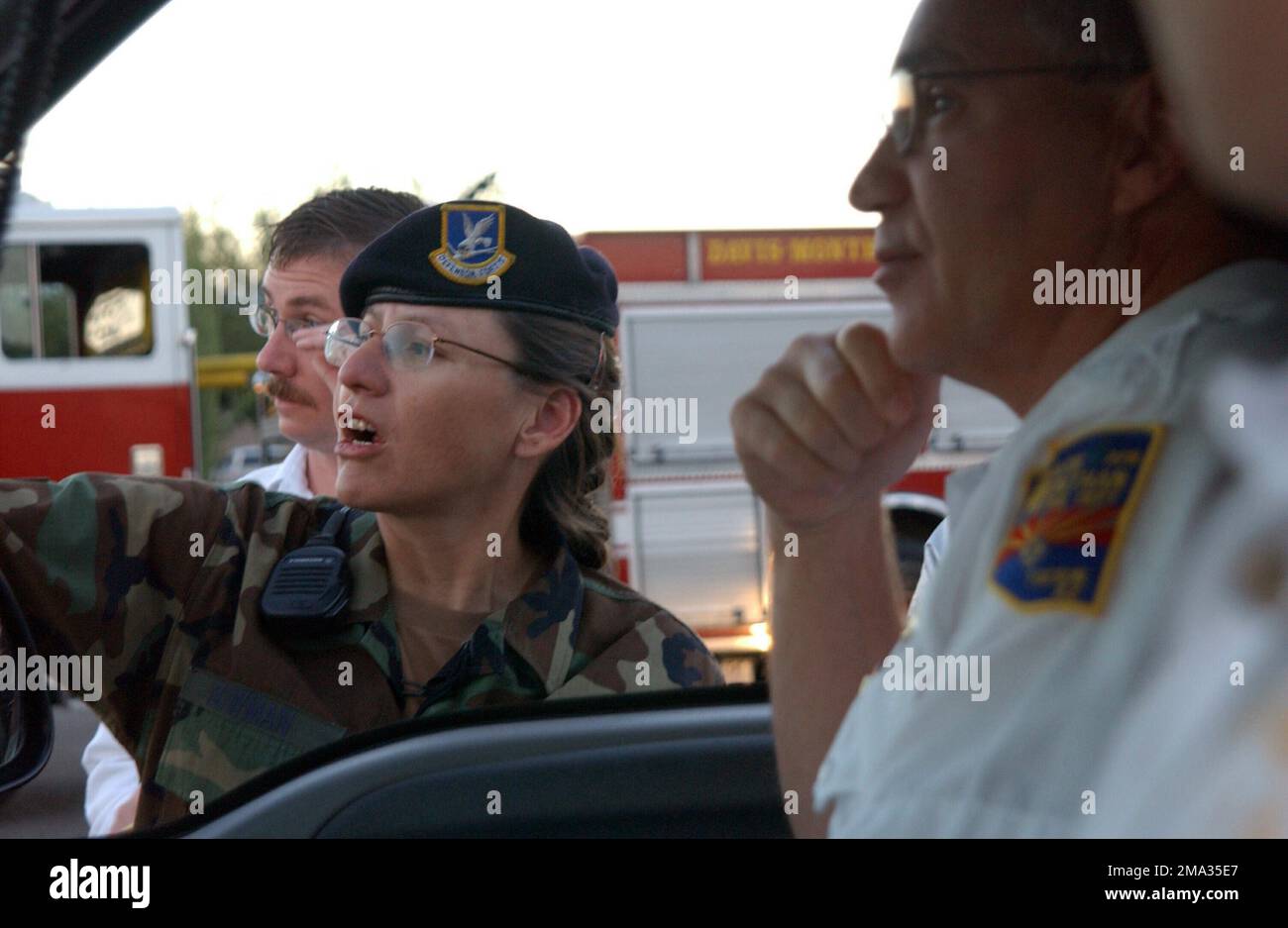 040825-F-3208M-165. TERESA Bowman, 355. Sicherheitsschwadron (SFS), 355. Flügel (WG), koordiniert sich mit Mitgliedern der 355. Einheit für Bauingenieurwesen (CES), Feuerwehr, während einer Major Accident Response Exercise (MARE) am Luftwaffenstützpunkt Davis-Monthan, Arizona (AZ). Stockfoto