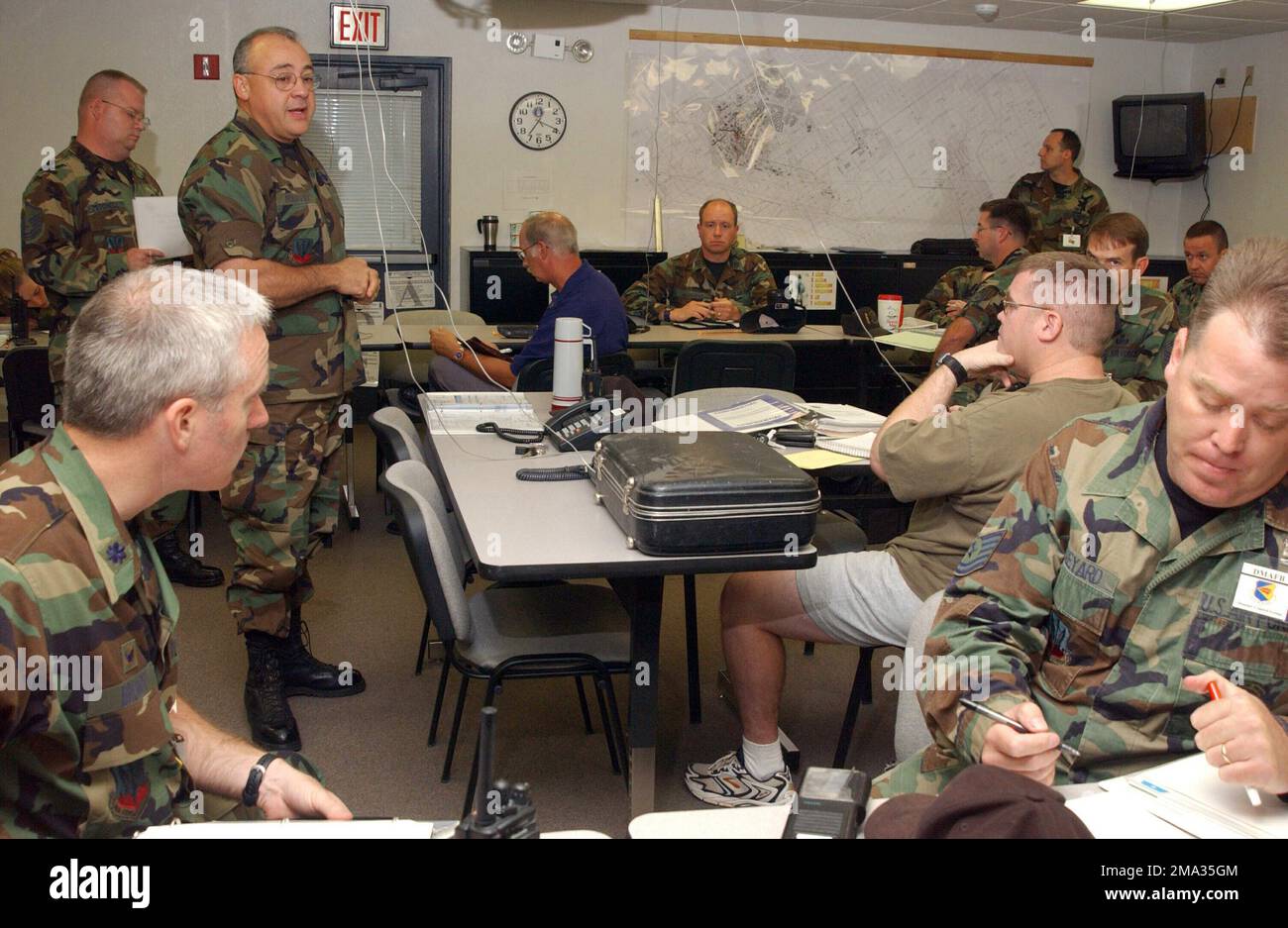 040825-F-3208M-062. Oberst (COL) der US-Luftwaffe (USAF) Ceasar Rodriguez (Mitte links), Befehlshaber der 355. Mission Support Group (MSG) und Befehlshaber der Disaster Control Group für den 355. Flügel (WG) unterweisen seine Teamleiter während einer Major Accident Response Exercise (MARE) am Luftwaffenstützpunkt Davis-Monthan, Arizona (AZ). Stockfoto