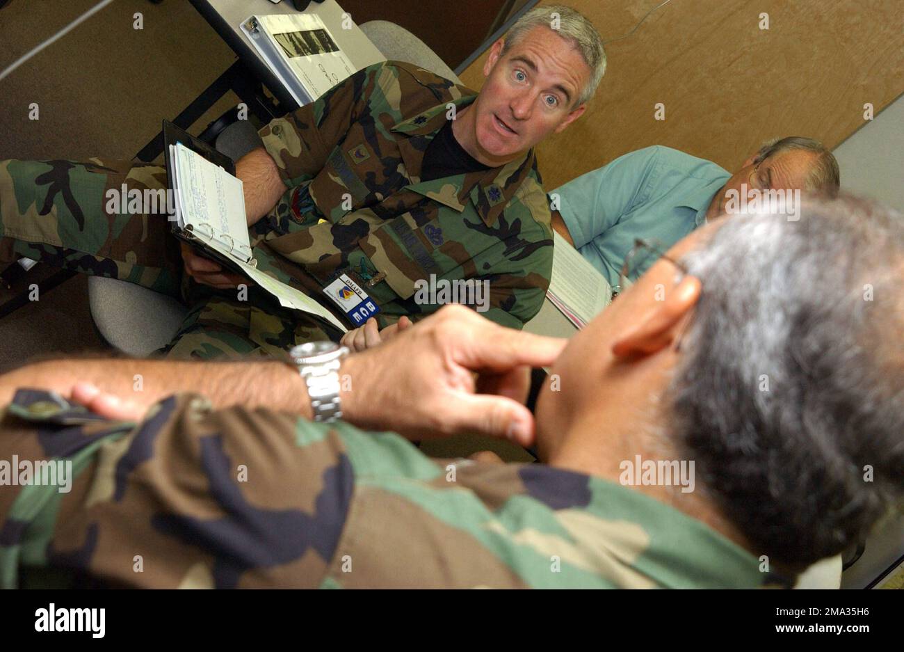 040825-F-3208M-059. Oberstleutnant der US-Luftwaffe (USAF) Thomas Brown (links), 355. Geschwader für Bauingenieurwesen (CES), 355. Flügel (WG), informiert den Disaster Control Group Commander, OBERSTLEUTNANT der USAF Ceasar Rodriguez, Befehlshaber der 355. Mission Support Group (MSG) während einer Major Accident Response Übung (MARE) am Luftwaffenstützpunkt Davis-Monthan, Arizona (AZ). Stockfoto