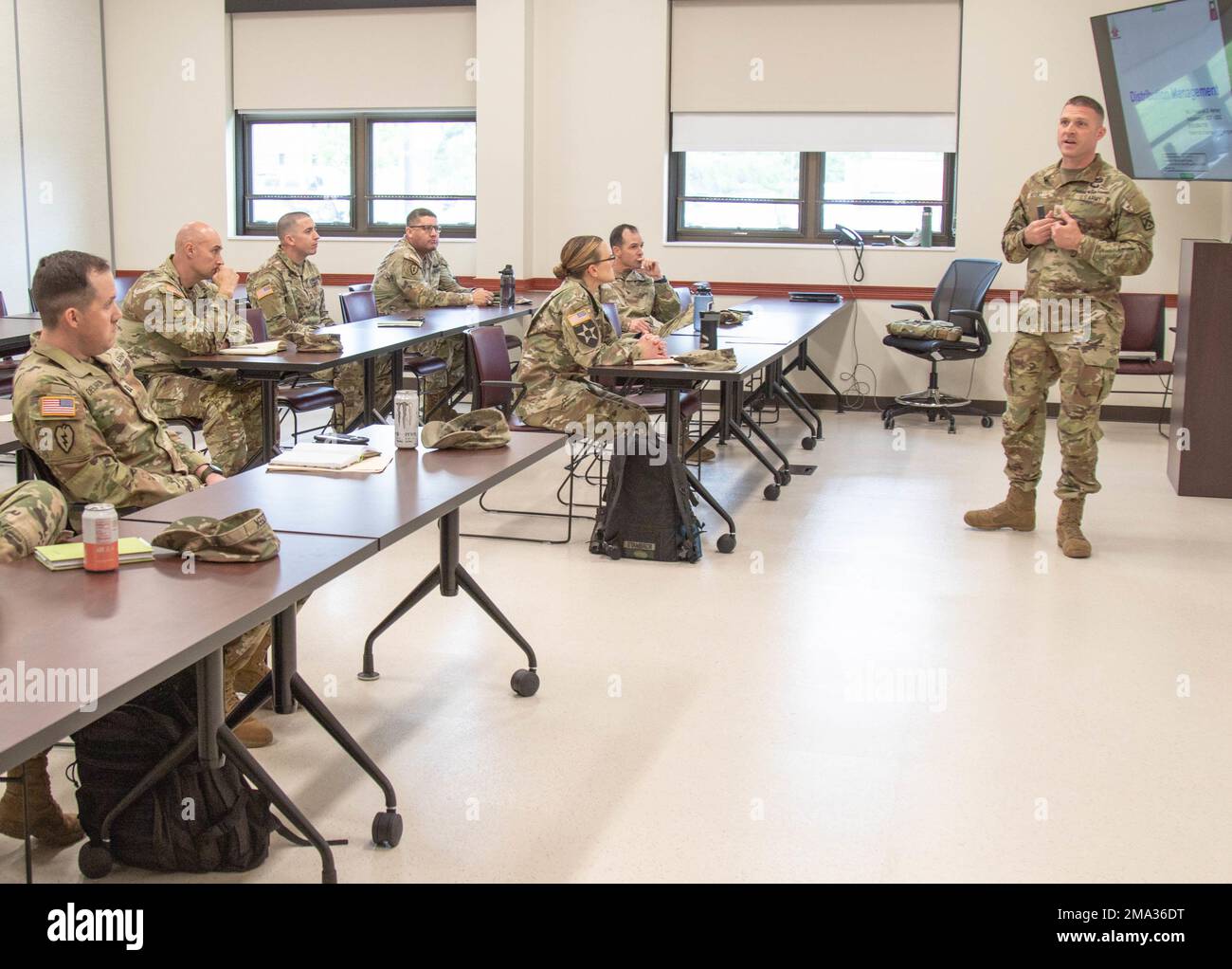 JBLM, Washington Major Frederick D. Hersey (rechts), ein für Nachhaltigkeit zuständiger OC/T, der Ops Group Charlie, Mission Command Training Program von Fort Leavenworth, Kansas, zugewiesen wurde, leitet eine kleine Gruppendiskussion mit Soldaten der Infanterie-Brigade 189. während der Division Academics Week in den USA Army Reserve Center in JBLM, Washington. Stockfoto