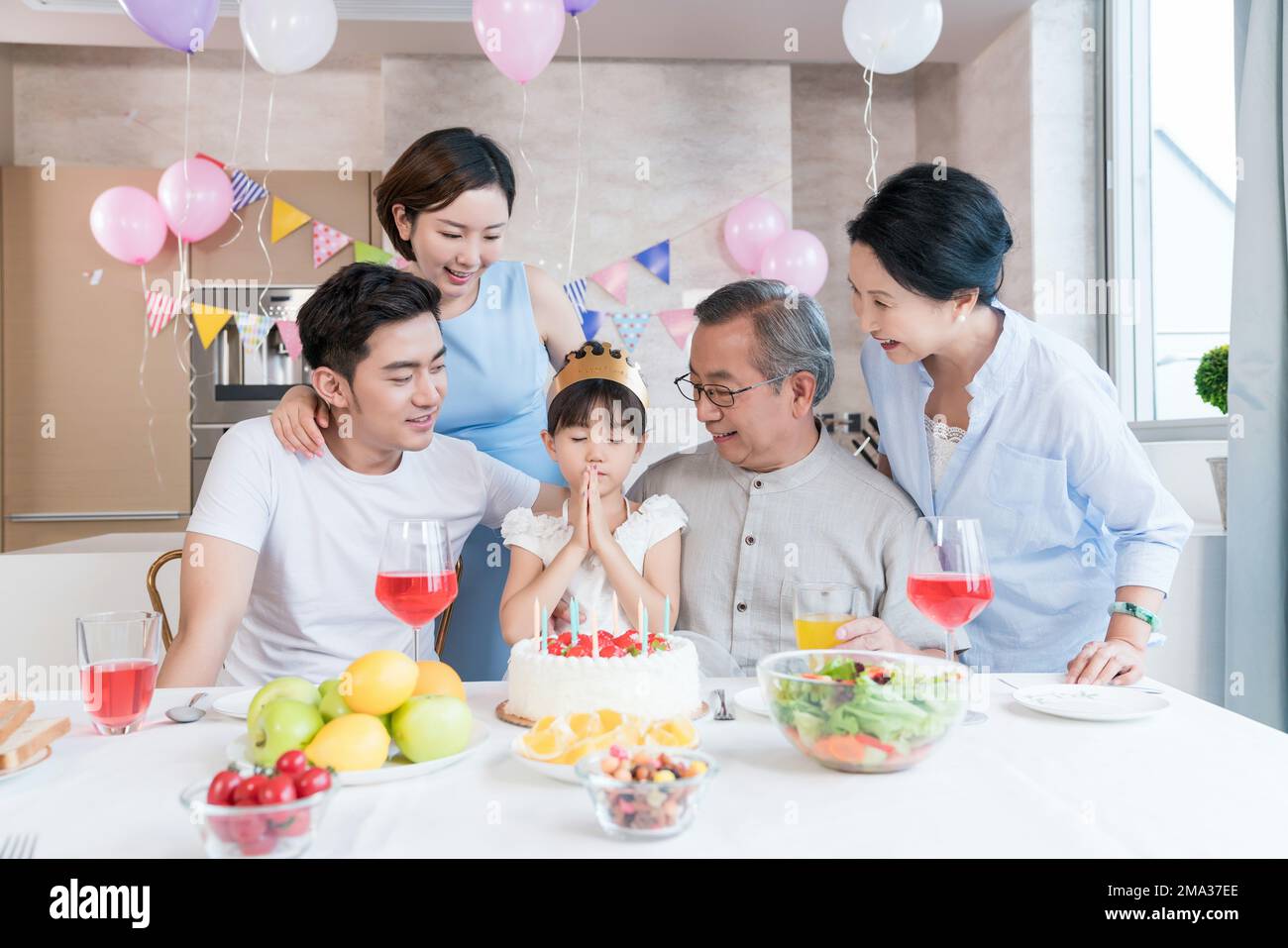 Fröhliche Familienfeier in der Küche Stockfoto