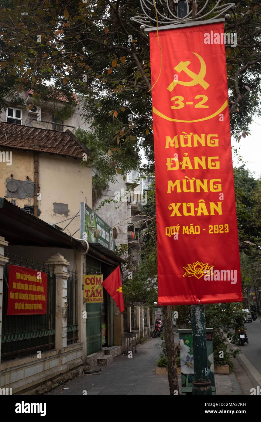Ein Propagandabanner in Hanoi, Vietnam, zur Feier des 93. Jahrestages der Kommunistischen Partei und des neuen Mondjahres der Katze. Stockfoto