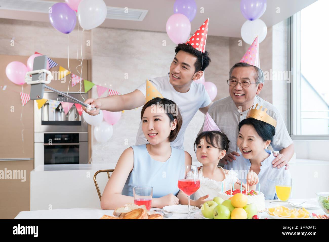 Eine schöne Familienfeier in der Küche mit einem Handy Stockfoto