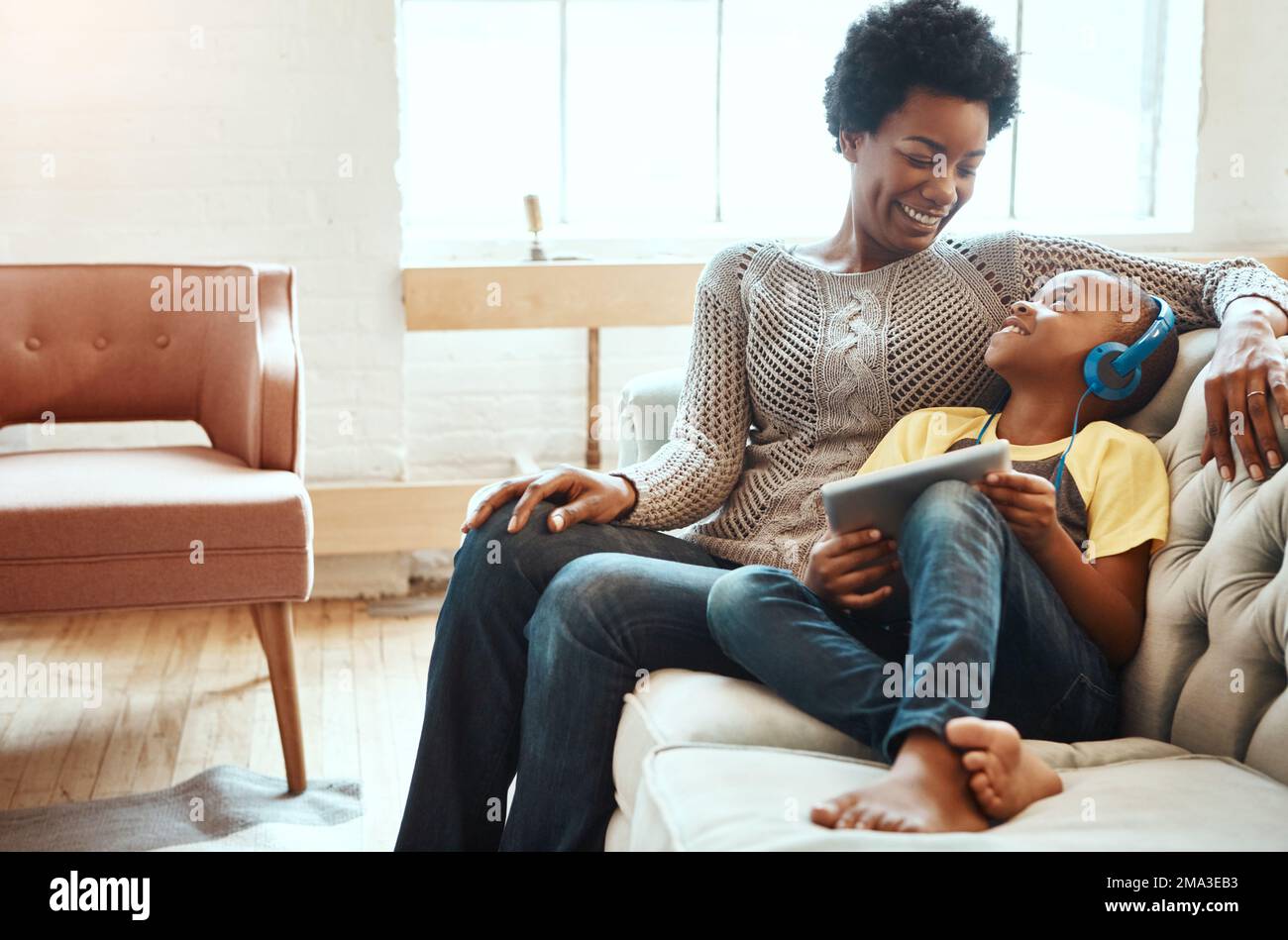 Tablet, Relax und schwarze Familie von Kindern, müttern oder Afrikanern entspannen sich zusammen, verbinden sich und genießen eine schöne Zeit. Liebe, digitale Technologie und Jugendkind Stockfoto