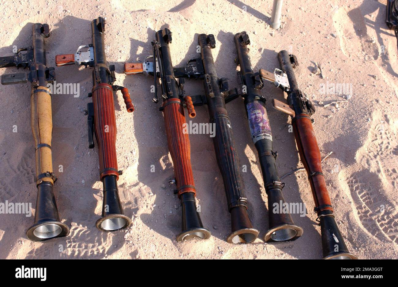 040921-M-2306K-003. [Complete] Bildunterschrift: Sechs tragbare RPG-7-Raketenwerfer, die von irakischen Sicherheitskräften während eines Überfalls eines Muqtada al Sadr Unterschlupfes in einem Najaf, einer Provinz Najaf, Irak, gefunden wurden, werden von den USA ausgestellt Marine Corps Marines, 11. Marine Expeditionary Unit (MEU) Special Operations Capable, 21. September 2004. Diese Lagerhallen wurden in verschiedenen Gebäuden der Stadt gefunden und verstoßen unmittelbar gegen das Friedensabkommen zwischen dem Großajatollah Sayyid Ali Husaini al-Sistani, der höchsten religiösen Autorität und Anführerin der Hawza (Najaf), und al Sadr, einem von der Ira gesegneten Abkommen Stockfoto