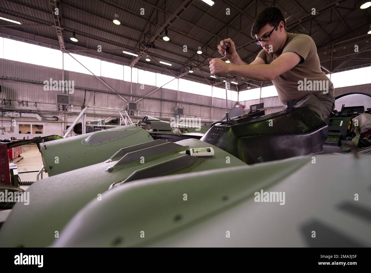 David Dussault, Senior Airman der US Air Force, 52nd Aircraft Maintenance Squadron F-16 Avionik Geselle, arbeitet an der Installation eines neuen Radarsystems mit aktivem elektronisch gescanntem Array (AESA) auf einer 480th Fighter Squadron F-16C Fighting Falcon auf der Spangdahlem Air Base, Deutschland, am 23. Mai 2022. AESA ist der Nachfolger traditioneller passiver Radarsysteme (PESA), wobei das aufgerüstete System über mehr Sender verfügt, die eine präzisere, größere und störungsbeständige Messung des Luftraums ermöglichen. AESA, F-16, Radar, aktives elektronisch gescanntes Array, Upgrades, Stockfoto