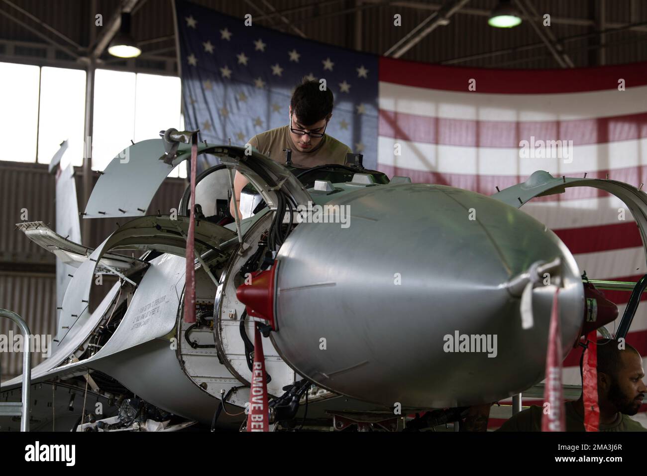David Dussault, Senior Airman der US Air Force, 52nd Aircraft Maintenance Squadron F-16 Avionik Geselle, arbeitet an der Installation eines neuen Radarsystems mit aktivem elektronisch gescanntem Array (AESA) auf einer 480th Fighter Squadron F-16C Fighting Falcon auf der Spangdahlem Air Base, Deutschland, am 23. Mai 2022. Das AESA-Upgrade bietet F-16 einen gewaltigen Sprung in den Kampffähigkeiten, wodurch Piloten noch effektiver als je zuvor sind und gleichzeitig die Luftverteidigung und die Überlebensfähigkeit der Flugzeuge gegenüber feindlichen Truppen verbessert werden. AESA, F-16, Radar, aktives elektronisch gescanntes Array, Upgrades, Stockfoto