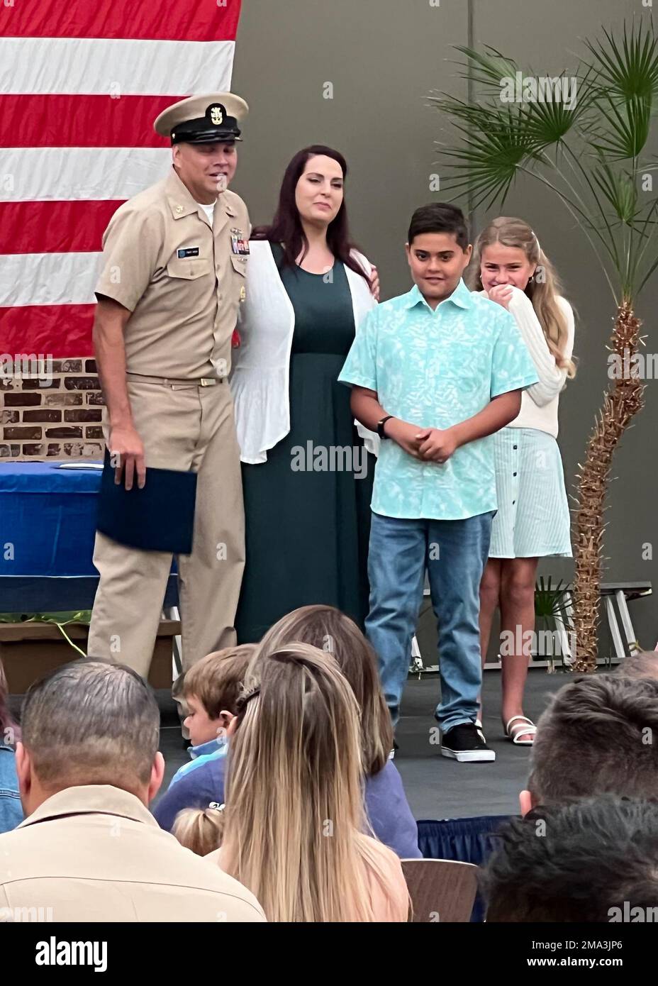 STENNIS SPACE CENTER, Mississippi (23. Mai 2022) – Rear ADM. Ronald Piret, Commander, Navy Meteorology and Oceanography Command, leitete die Werbung der neuesten leitenden und leitenden Flugzeugführer der Naval Oceanography im NASA Stennis Space Center, Mississippi, 23. Mai 2022. Das Marine Meteorology and Oceanography Command leitet und überwacht mehr als 2.500 weltweit verteilte Militär- und Zivilpersonen, die Umweltinformationen sammeln, verarbeiten und auswerten, um Flotten und Joint Commanders in allen Kriegsgebieten zu helfen, schneller bessere Entscheidungen zu treffen als der Gegner. Stockfoto