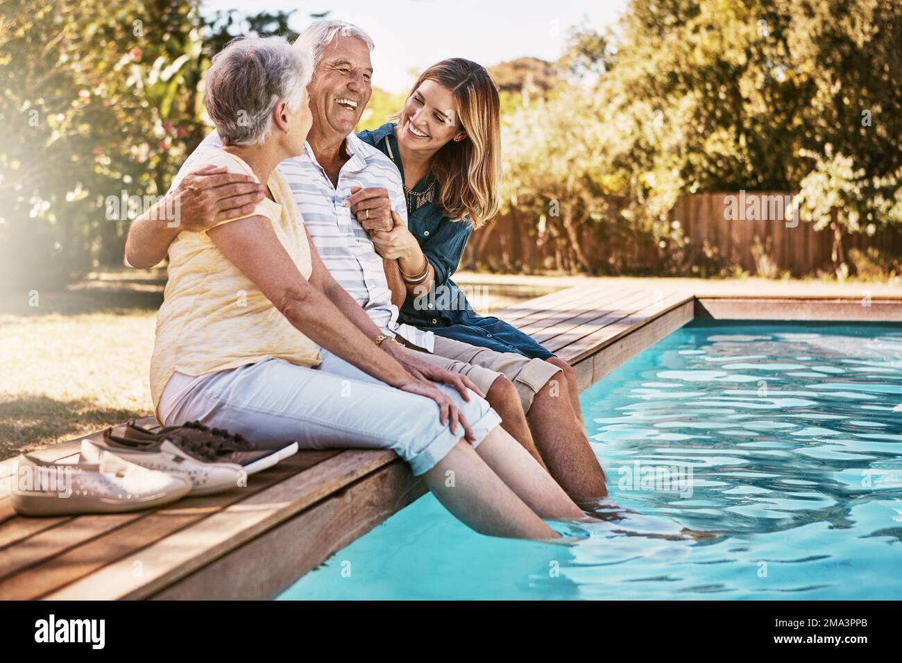 Entspannen Sie sich, Seniorenpaar und Frau mit Füßen im Swimmingpool und genießen Sie Sommerurlaub, Urlaub und Wochenende. Familie, Liebe und Tochter im Alter Stockfoto