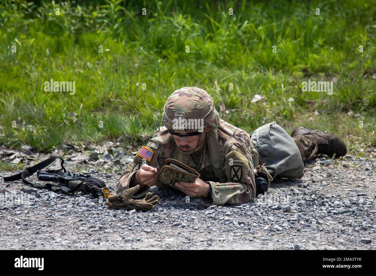 Ein Experte-Soldier-Abzeichen-Kandidat beendet seine Punkte am 24. Mai 2022 während des ESB-Tages-Landnavigationskurses in Fort Drum, New York. Die 10. Mountain Division führt vom 16. Bis 26. Mai E3B durch, das Experten-Infanterie, Soldat und Field Medical Badge umfasst. Stockfoto