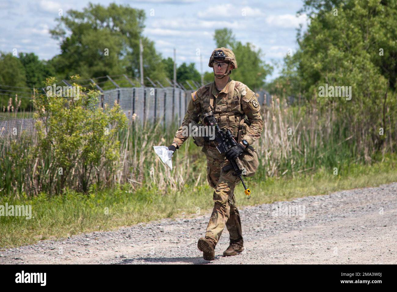 Am 24. Mai 2022 sucht ein Experte Soldier Badge während des Tages-Kurses der ESB zur Landnavigation in Fort Drum, New York, nach seinen Punkten. Die 10. Mountain Division führt vom 16. Bis 26. Mai E3B durch, das Experten-Infanterie, Soldat und Field Medical Badge umfasst. Stockfoto