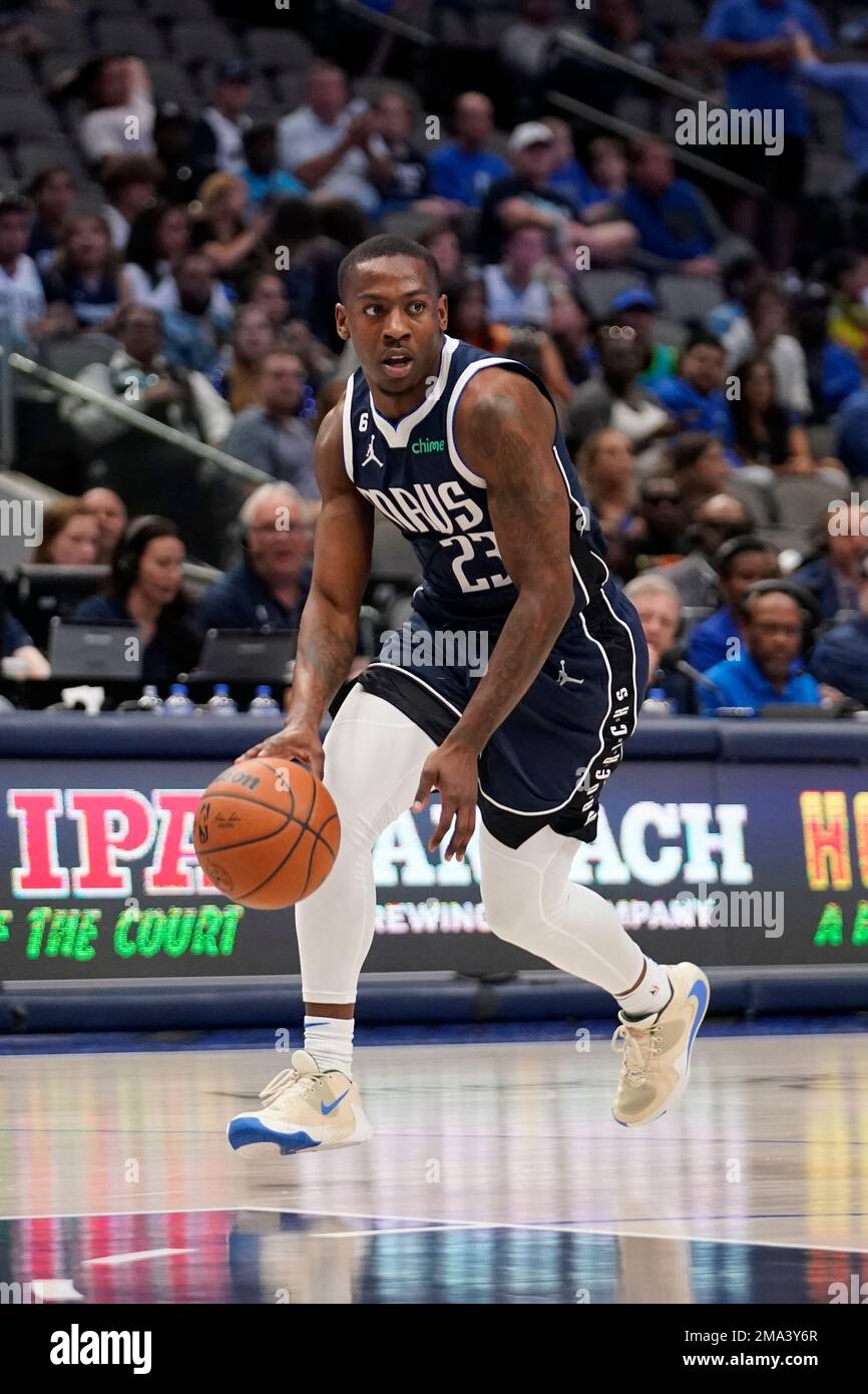 Dallas Mavericks guard McKinley Wright IV works against the Memphis Grizzlies during an NBA basketball game in Dallas, Saturday, Oct. 22, 2022. (AP Photo/Tony Gutierrez) Stockfoto