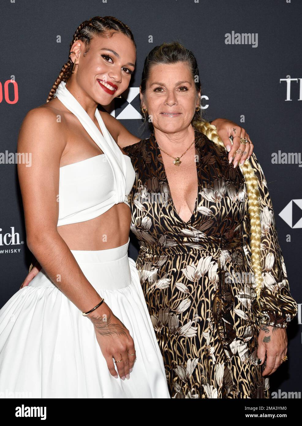 Soccer player Trinity Rodman, left, and mother Michelle Moyer attend the Time100 Next list celebrating the 100 rising stars who are shaping the future of their fields at SECOND on Tuesday, Oct. 25, 2022, in New York. (Photo by Evan Agostini/Invision/AP) Stockfoto