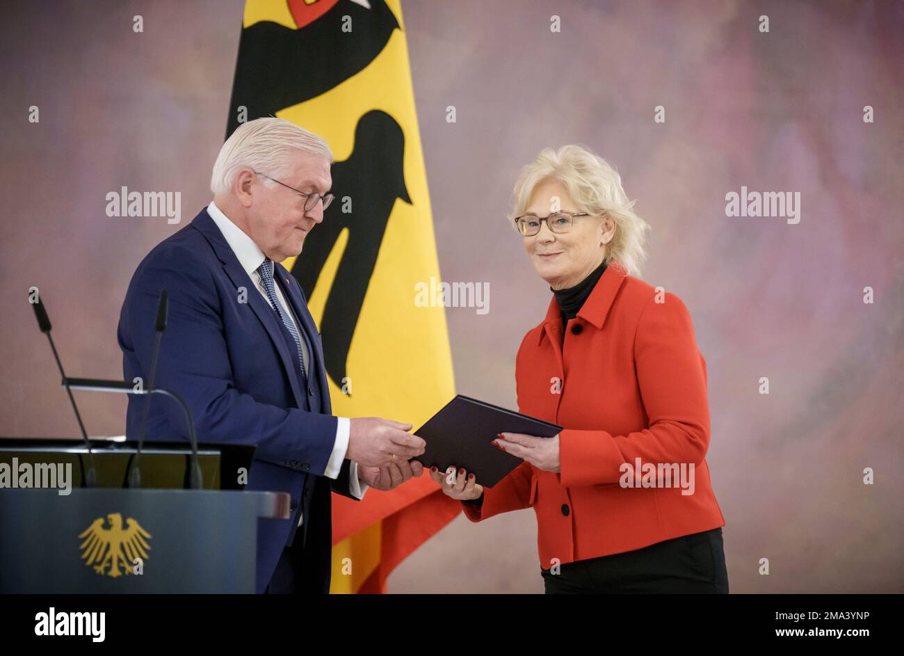 Berlin, Deutschland. 19. Januar 2023. Der deutsche Präsident Frank-Walter Steinmeier präsentiert Christine Lambrecht (SPD, r), die zurückgetreten ist, mit ihrer Entlassungsurkunde im Schloss Bellevue. Kredit: Michael Kappeler/dpa/Alamy Live News Stockfoto
