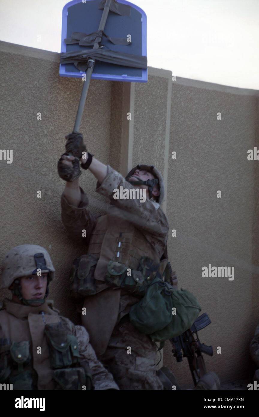 Ein US-Marinekorps (USMC) mit 1. Bataillonen und 8. Marines versucht während der Operation Al Fajr, die die FREIHEIT DER IRAKER unterstützt, Aufständische zu locken, um ihre Position zu zeigen, indem es auf ein Ziel schießt, das über eine Mauer hinausragt und offen steht. Operation/Serie: IRAKISCHE FREIHEITSBASIS: Fallujah Staat: Al Anbar Land: Irak (IRQ) Stockfoto