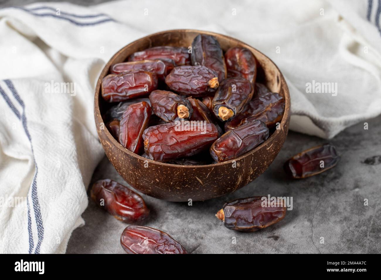 Dattelfrucht auf dunklem Hintergrund. Bio-Medjoul-Datteln in der Schüssel. Ramadan-Essen. Nahaufnahme Stockfoto